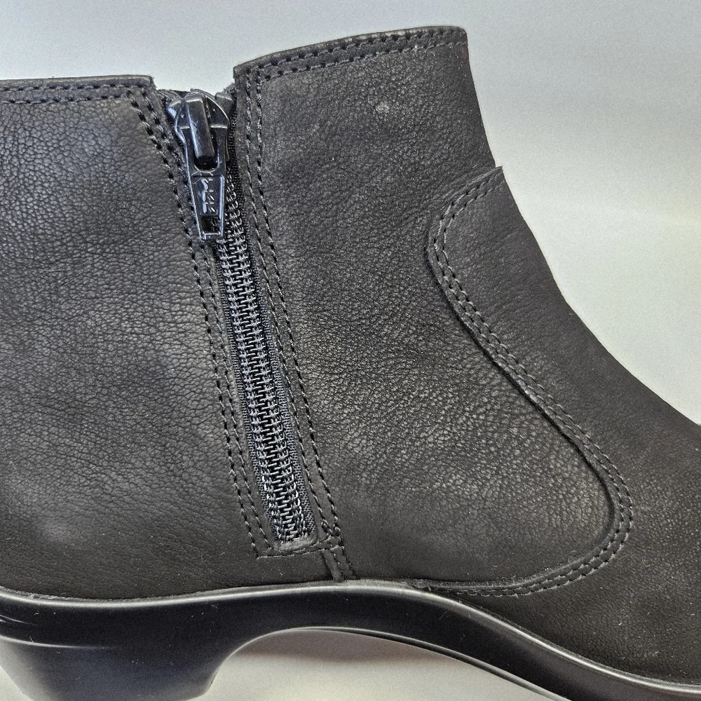 Aravon Kitt Bootie Ankle Boot Women 9 Black Leather Zip Classic Comfort Low Heel